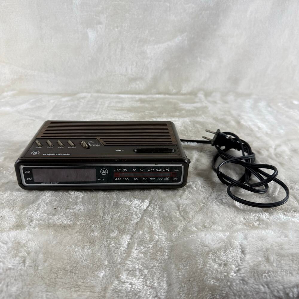 General Electric Alarm Clock Radio AM/FM Wood Grain 90’s GE 7-4612B Tested Works